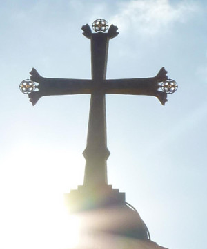 Los cristianos colocan de nuevo la cruz en un pueblo sirio que ha sido recuperado por las milicias kurdas