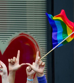 La homosexualidad se ha convertido en un asunto político para reorganizar la sociedad a partir de ella