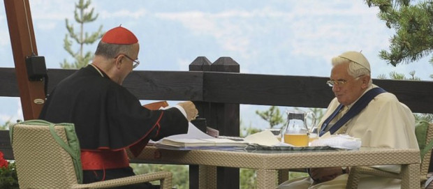 El cardenal Bertone sabía que Benedicto XVI renunciaría siete meses antes