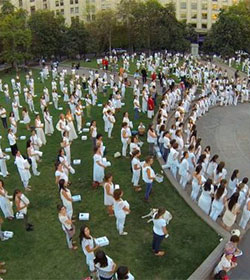 Con atades blancos ms de mil mujeres dicen no al aborto ante Palacio de la Moneda en Chile