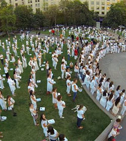 Con atades blancos ms de mil mujeres dicen no al aborto ante Palacio de la Moneda en Chile