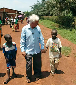 El P. Germán Arconada, con 51 años de trabajo en Burundi, se despide del país en la misión de Tenga