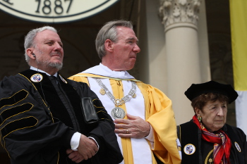 Kiko Argello y Carmen Hernndez reciben el doctorado honoris causa por la Catholic University of America