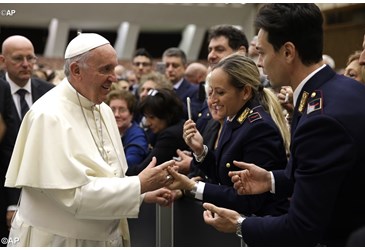 El Papa agradece a la Policía italiana su esfuerzo por acoger a los inmigrantes