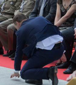 El presidente electo de Polonia recoge ipso facto del suelo una Hostia consagrada que se había caído
