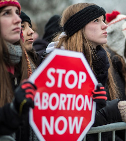 El Supremo de EE.UU suspende temporalmente la ley que obliga a cerrar la mitad de las clnicas abortistas en Texas