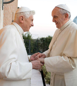 El papa Francisco visita a Benedicto XVI para desearle felices vacaciones