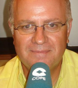 Faustino Catalina presentar la Linterna de la Iglesia en Cope