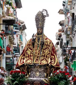 Los pamploneses acompañan a San Fermín en el Día Grande de las fiestas