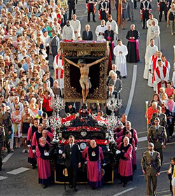 Alrededor de 250.000 personas arropan en Vigo a  la imagen del Santsimo