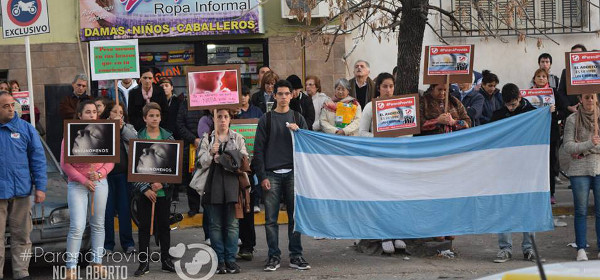 Argentina: fieles de Paran se renen para rezar el Rosario frente a un hospital donde se practican abortos