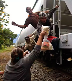 Patronas de Veracruz, 20 aos en las vas lanzando comida a emigrantes del tren La Bestia