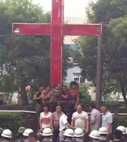 Sacerdotes de Wenzhou Donde es removida una cruz, sern construidas un milln de cruces