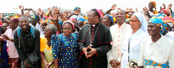 En Camerún, cadenas humanas de creyentes protegen las Eucaristías contra terroristas   