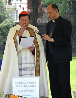 El cardenal Norberto Rivera bendice la primera piedra de un hogar para sacerdotes retirados