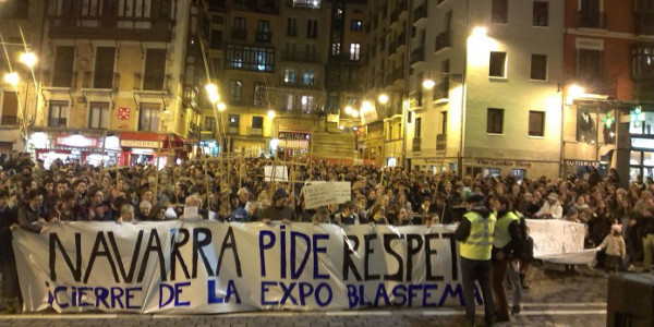 Fieles catlicos se manifiestan ante el Ayuntamiento de Pamplona contra la exposicin sacrlega