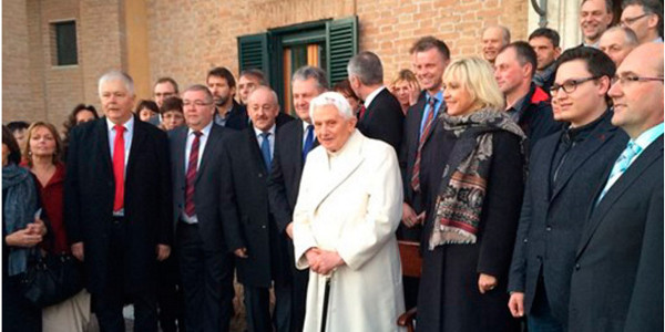 Benedicto XVI aparece en pblico para agradecer a sus compatriotas el rbol de Navidad de San Pedro