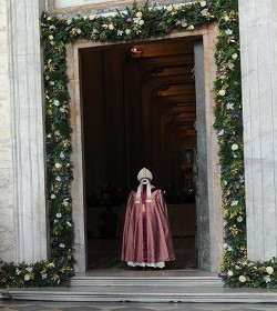 El Papa abre la Puerta Santa en la Baslica de Letrn, catedral de Roma