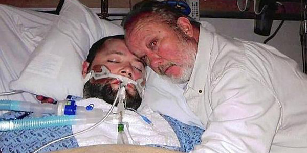 Se atrinchera en la habitacin de su hijo para evitar que le desconecten y salva su vida