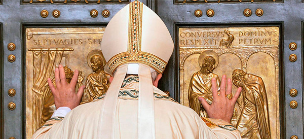 El Papa abre la puerta santa de San Pedro, seguido de Benedicto XVI
