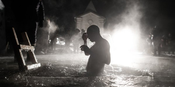 La Iglesia Ortodoxa rechaza las inmersiones en agua helada el día en que se celebra en Rusia la Efipanía