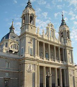 Abogados Cristianos piden dos aos de crcel para las Femen que profanaron la Catedral de la Almudena