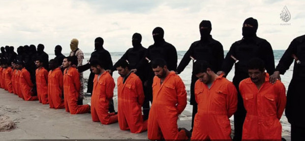 Los restos mortales de los mártires coptos degollados en Libia llegan a Egipto