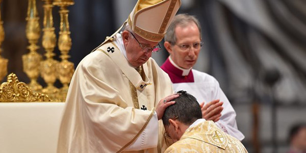 Francisco, a seminaristas franceses: Los sacerdotes son clibes sencillamente porque Jess fue clibe