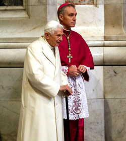 Mons. Ganswein afirma que Benedicto XVI se est apagando lenta y serenamente como una vela