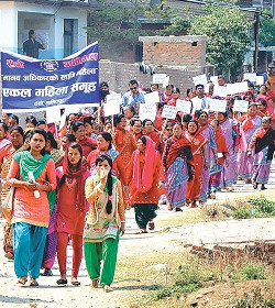 Las viudas hindes de Nepal protestan contra la discriminacin que sufren desde hace siglos