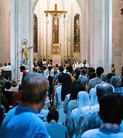 Participacin masiva en Barcelona en el acto de desagravio por la blasfemia contra la Virgen