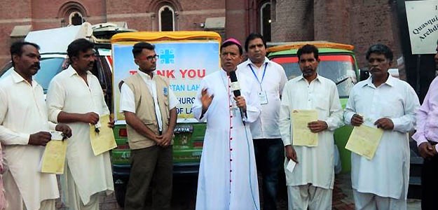 La Iglesia entrega cuatro moto-taxis y apoyo financiero a las familias de las víctimas de la matanza en Lahore 