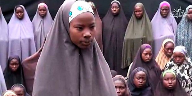 Los padres de una joven secuestrada por Boko Haram ven a su hija en un vídeo del grupo islamista