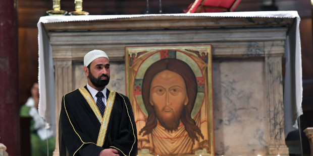 Fieles musulmanes asisten a Misa en la Catedral de Rouen en homenaje al P. Jacques Hamel