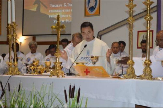 Primer sacerdote nativo de Mongolia celebra su Primera Misa
