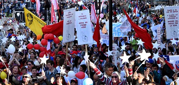 Chile: Cien mil cristianos manifiestan ante el Palacio de Gobierno su rechazo a una ley de aborto
