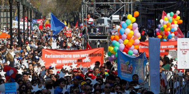 Cien mil chilenos se manifiestan contra el aborto