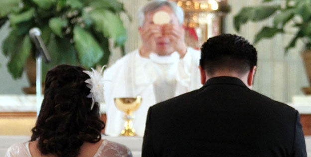 Obispos de Alberta: Los divorciados y «casados» otra vez sólo pueden ser admitidos a la Comunión si practican la continencia