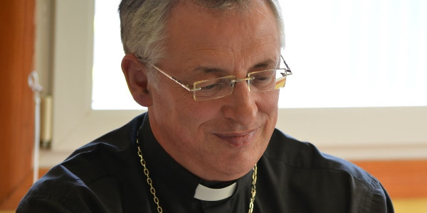 Mons. Carrasco: En qu estado vives si eres padre y no se te deja la libertad de educar a tu hijo