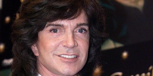 No es cierto que el Papa cantar una cancin con Camilo Sesto