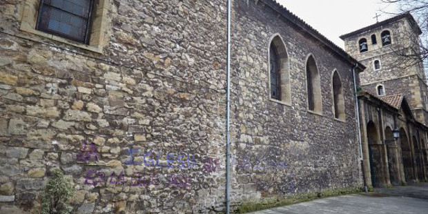 Dos iglesias asturianas amanecen con pintadas anticlericales y feministas