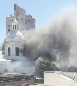 Se incendia la Catedral de San Nicolás de los Arroyos