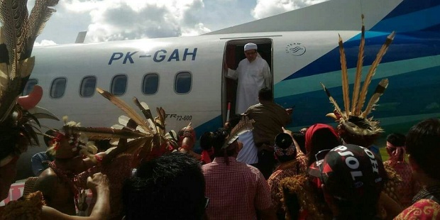Indonesia: Grupos de tribales Dayak bloquean la llegada de un líder radical islámico