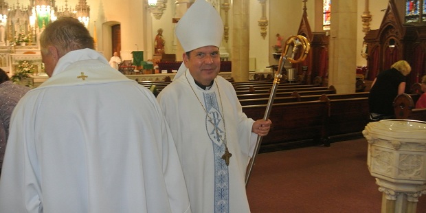 Atacan a obispo mientras celebraba Misa en Estados Unidos