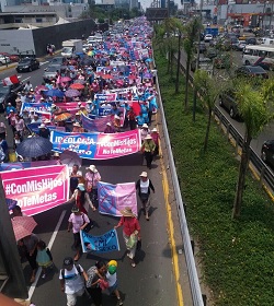 Bajo el lema #ConMisHijosNoTeMetas miles de personas marchan en Perú