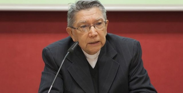 Obispo venezolano llora en una conferencia en Madrid