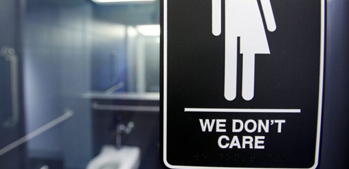 Trump revoca la norma de Obama que obligaba a los estados a permitir los baños transexuales