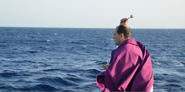 Sacerdote rescata sobre el mar a cristianos perseguidos