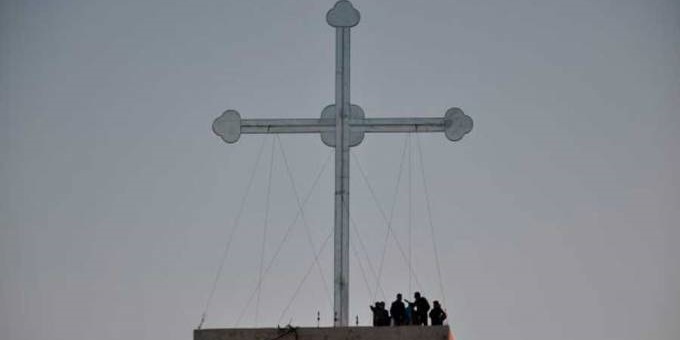 Cristianos erigen gran cruz como signo de la victoria sobre la oscuridad de ISIS