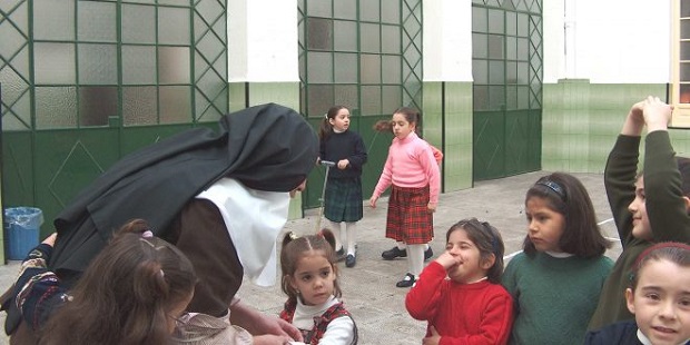 Rechazo en Carmona a la retirada del concierto a las Hermanas de la Cruz